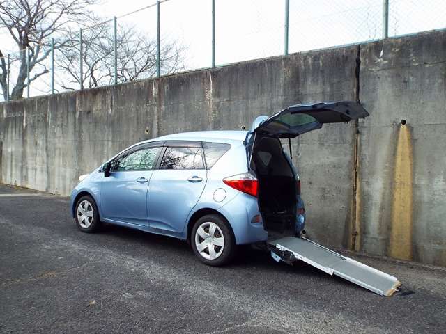 2011 Toyota Ractis – thumbnail 4