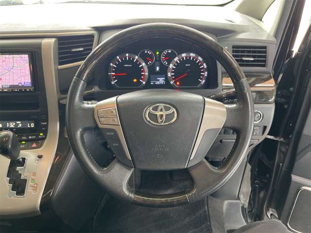 2011 Toyota Alphard – thumbnail 4