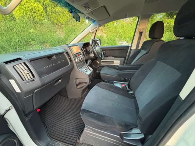 2009 Mitsubishi Delica D:5 – thumbnail 4