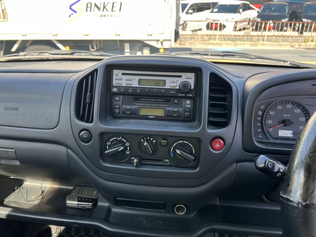 2005 Mazda Laputa – thumbnail 2