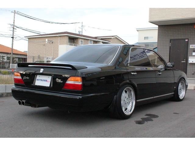 1993 Nissan Gloria – thumbnail 3