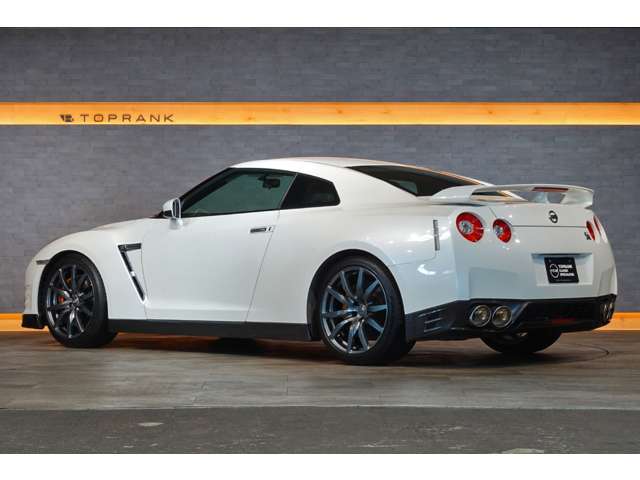 2010 Nissan GT-R – thumbnail 3