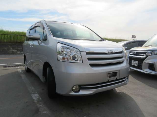 2007 Toyota Noah – thumbnail 4
