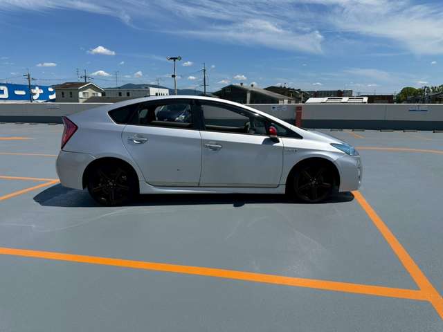 2010 Toyota Prius – thumbnail 2