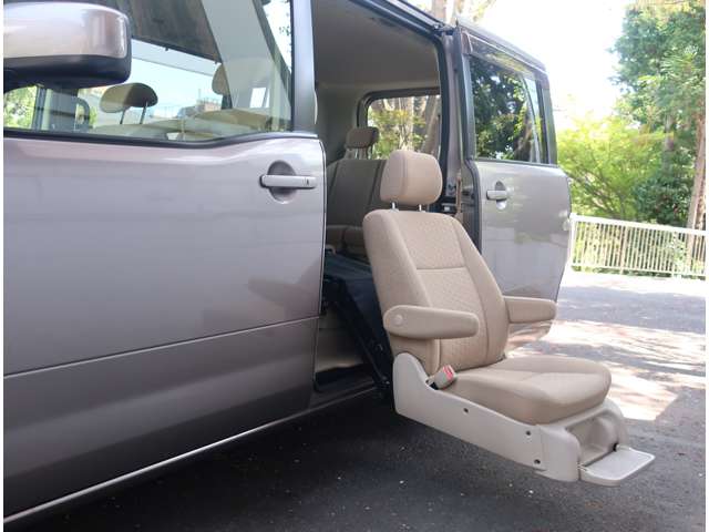 2007 Nissan Serena – thumbnail 4