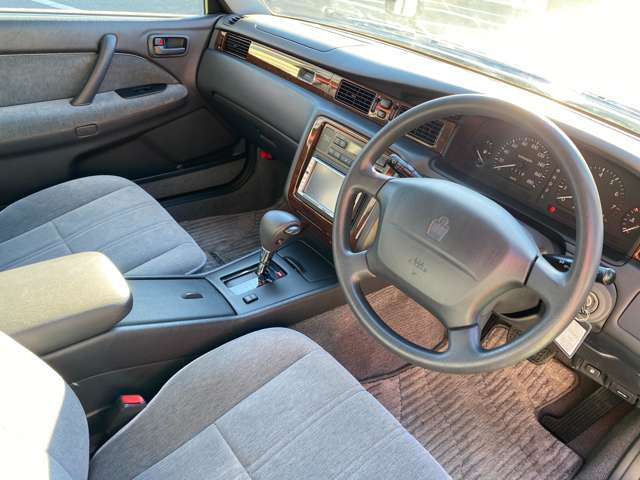 1998 Toyota Crown Sedan – thumbnail 4