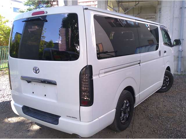 2009 Toyota Regius Ace – thumbnail 2