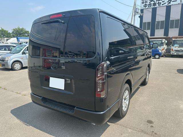 2009 Toyota Regius Ace – thumbnail 4