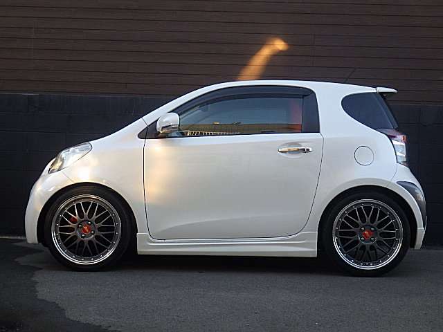 2009 Toyota iQ – thumbnail 2
