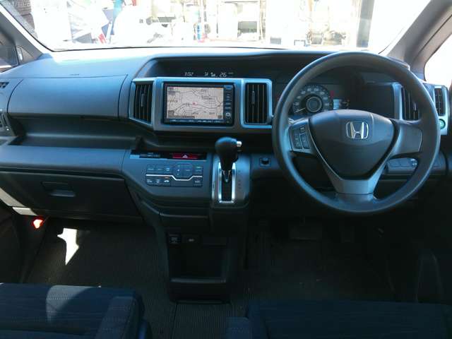 2010 Honda Stepwgn – thumbnail 3