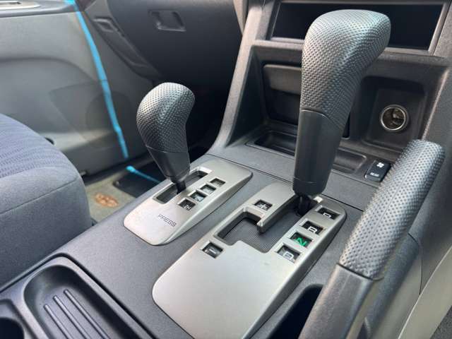 2004 Mitsubishi Pajero – thumbnail 3