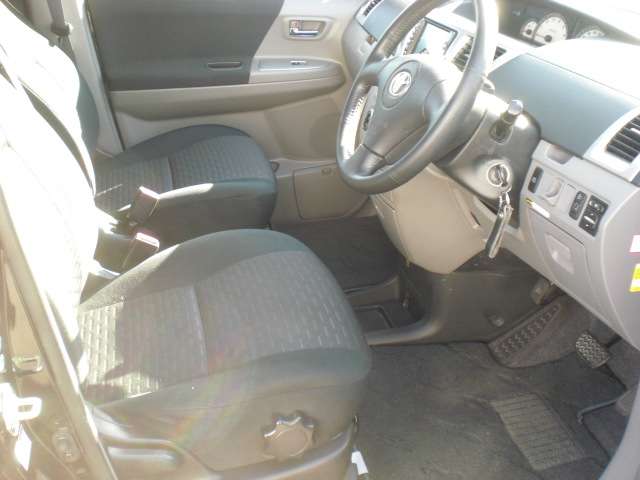 2003 Toyota Voxy – thumbnail 2