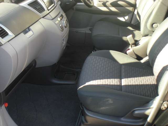 2003 Toyota Voxy – thumbnail 3