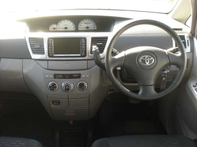 2003 Toyota Voxy – thumbnail 4