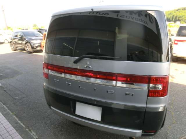2010 Mitsubishi Delica D:5 – thumbnail 2