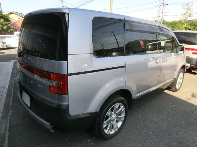 2010 Mitsubishi Delica D:5 – thumbnail 3