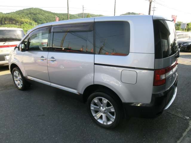 2010 Mitsubishi Delica D:5 – thumbnail 4