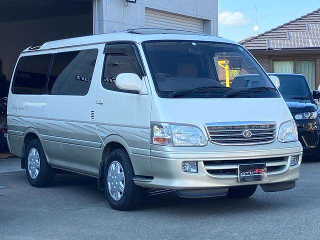 2002 Toyota Hiace – thumbnail 3